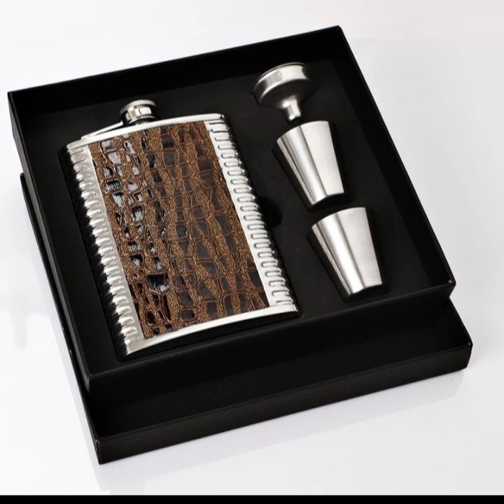 8oz Portable Pocket Flask Gift set with two tot Cups