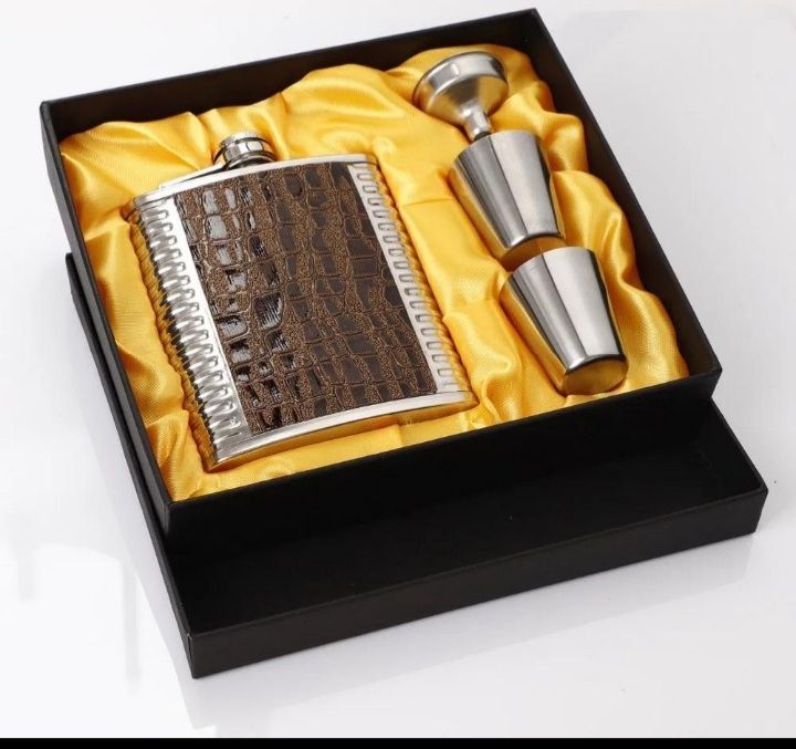 8oz Portable Pocket Flask Gift set with two tot Cups