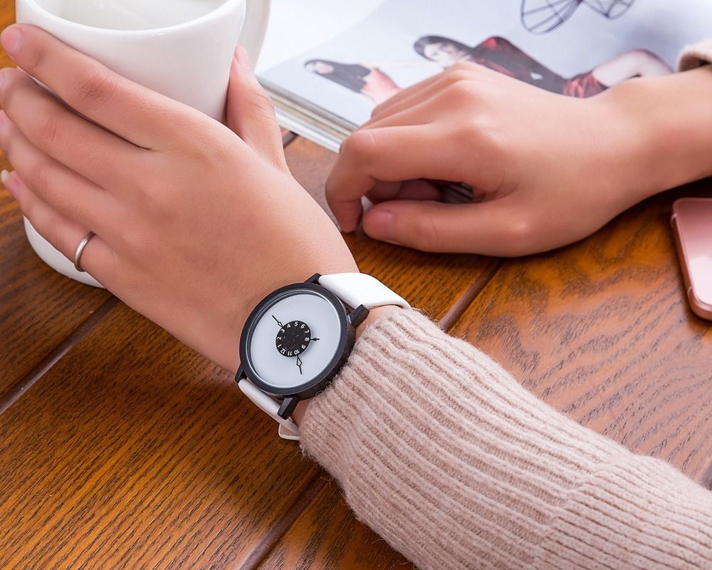 Africa Hot Selling 2024 New Concept Personalized Inverted Pointer Quartz Men's / Women's Watch Korean Edition Simplified Black And White Couple Gift Table Popular Student Classmate