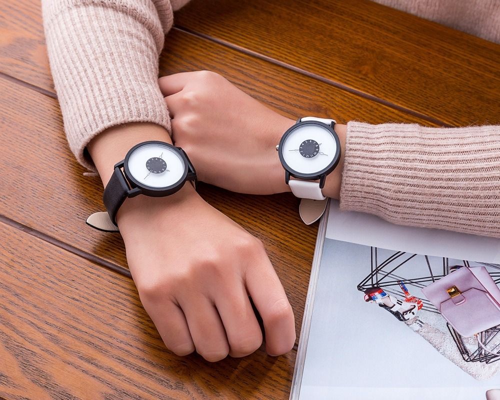Africa Hot Selling 2024 New Concept Personalized Inverted Pointer Quartz Men's / Women's Watch Korean Edition Simplified Black And White Couple Gift Table Popular Student Classmate