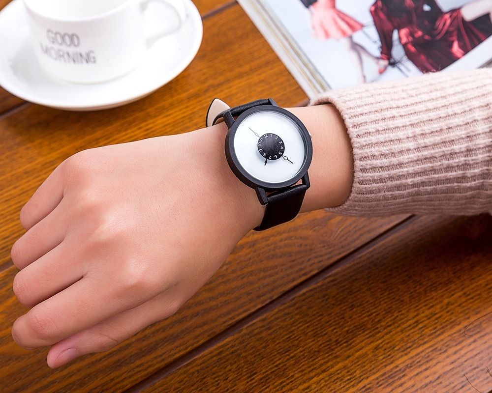Africa Hot Selling 2024 New Concept Personalized Inverted Pointer Quartz Men's / Women's Watch Korean Edition Simplified Black And White Couple Gift Table Popular Student Classmate