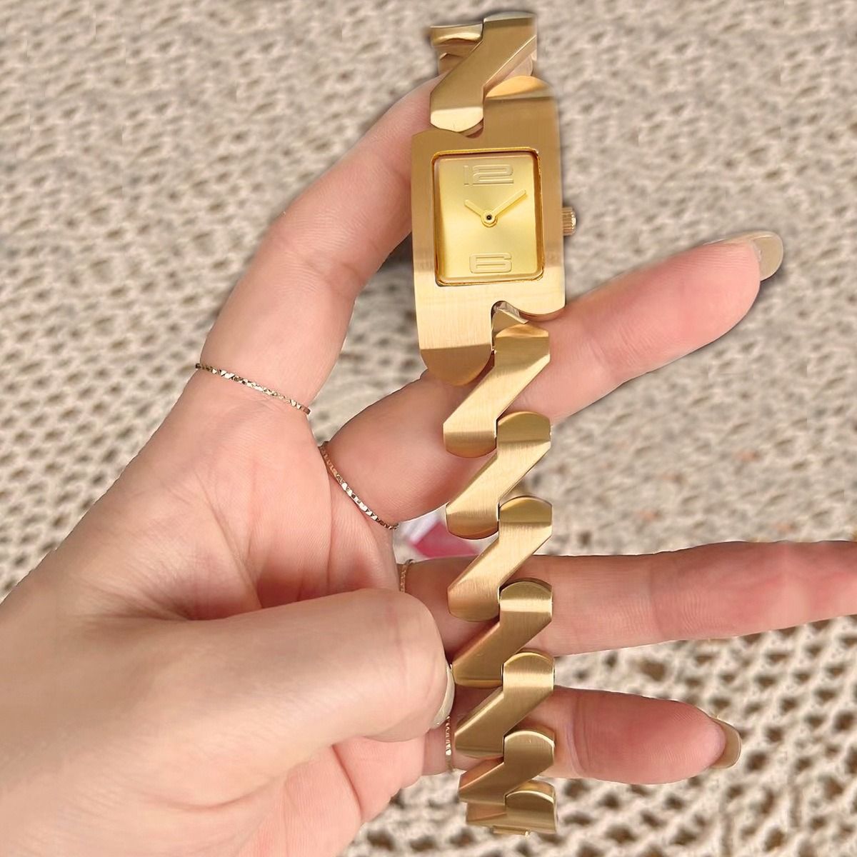 2024 Africa Hot Selling Innovative Design Retro Square Quartz Business Men's Bracelet Metal Watch Light Luxury Fashion Gold Classic Middle School Student Cool Watch