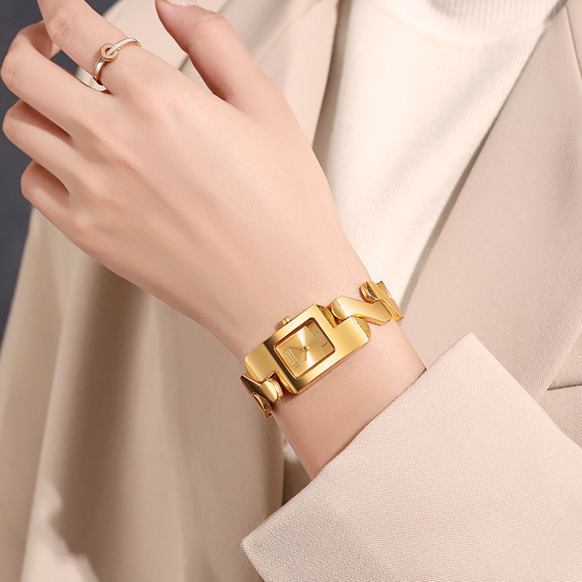 2024 Africa Hot Selling Innovative Design Retro Square Quartz Business Men's Bracelet Metal Watch Light Luxury Fashion Gold Classic Middle School Student Cool Watch