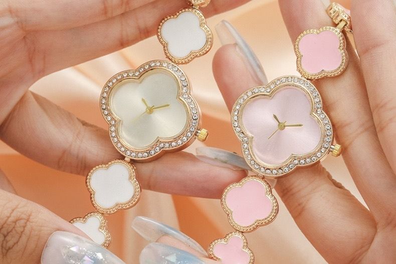 2024 New Fashion Hot Selling African Light Luxury Clover Watch Office White Collar Fashion Accessories Light Luxury Date Fashion Watch Jade Five Piece Set Quartz Watch