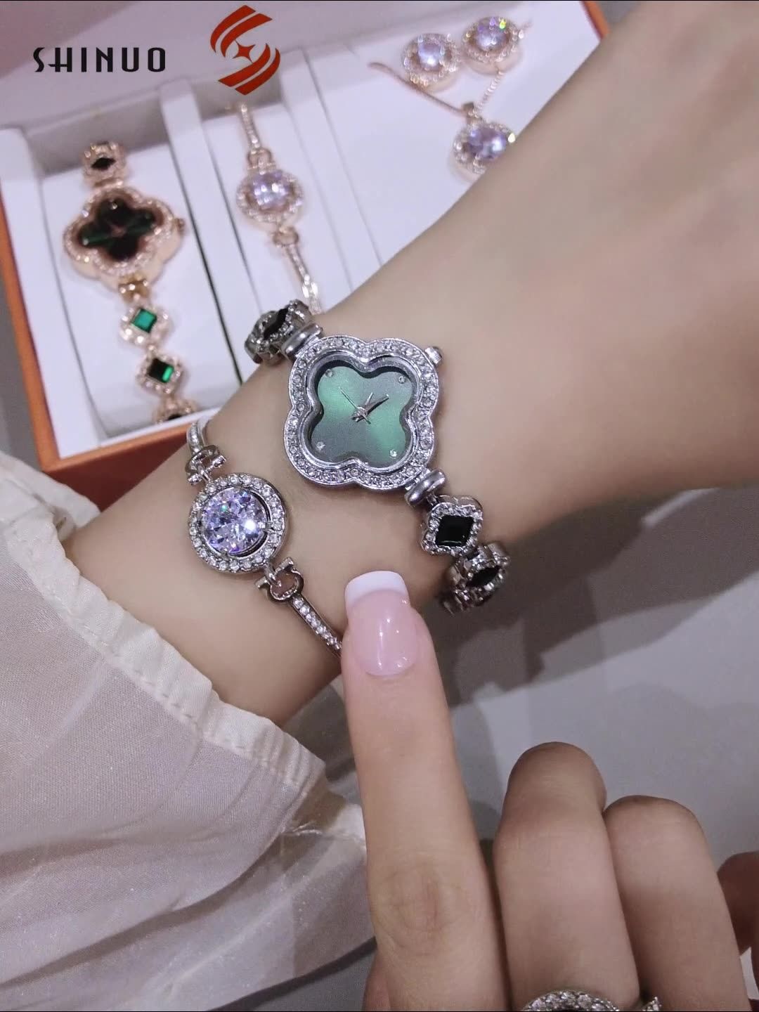 2024 New Fashion Hot Selling African Light Luxury Clover Watch Office White Collar Fashion Accessories Light Luxury Date Fashion Watch Jade Five Piece Set Quartz Watch