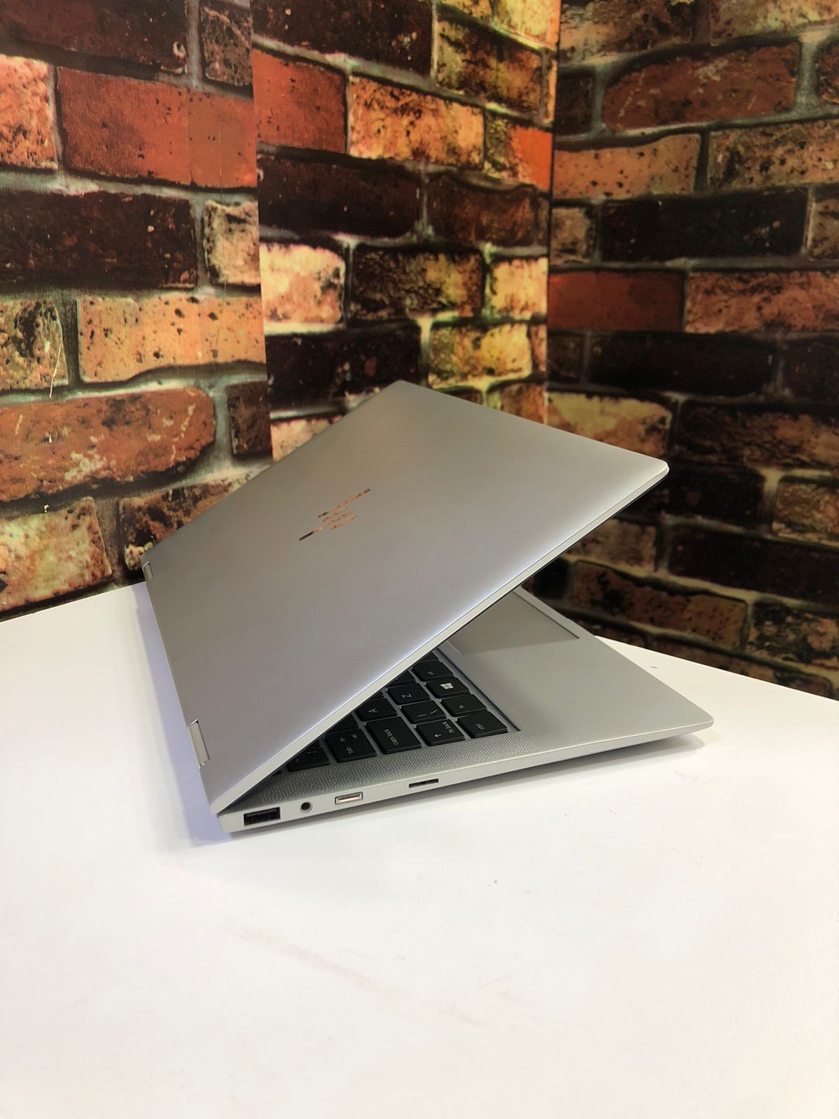 Hp Elitebook 830 Laptop  G5 inteli5  8th Generation8GB RAM  256 GB SSD  13.3"screen(1920x1080)