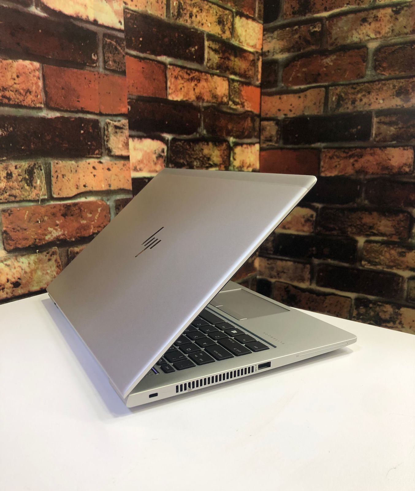 Hp Elitebook 830 Laptop  G5 inteli5  8th Generation8GB RAM  256 GB SSD  13.3"screen(1920x1080)