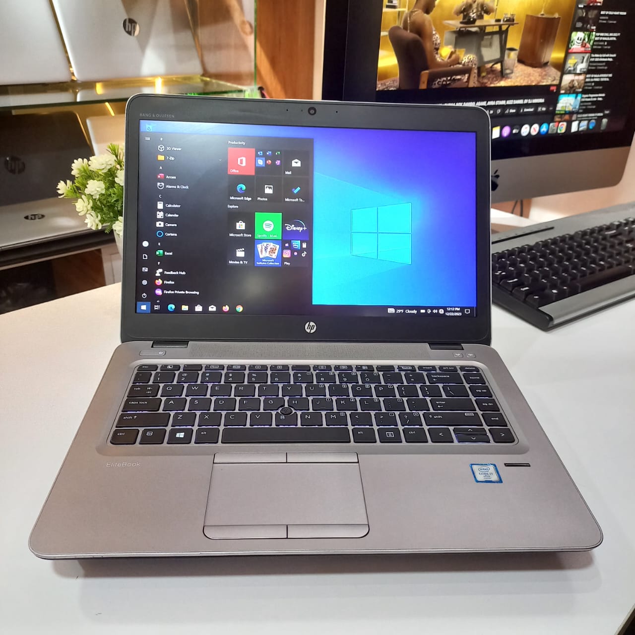 Hp Elitebook 840g3  Intel corei7 6th Generation  8GB RAM 256 GB SSD 
14”touchscreen Screen(1920x1080) Resolution 
   Windows 11 Pro 64bits Mocrosoft Office 2019