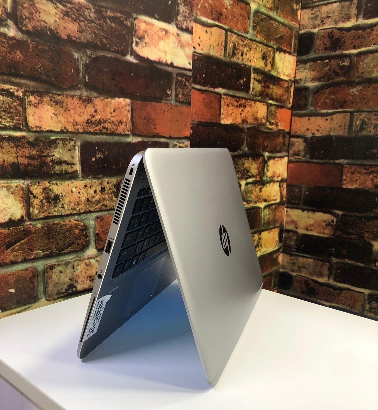 HP EliteBook Laptop  Folio1040 G3 Intel Core I7- 6th Gen 8GB RAM 256GB SSD  BACKLITE KEYBOARDRESOLUTION 2560X1440