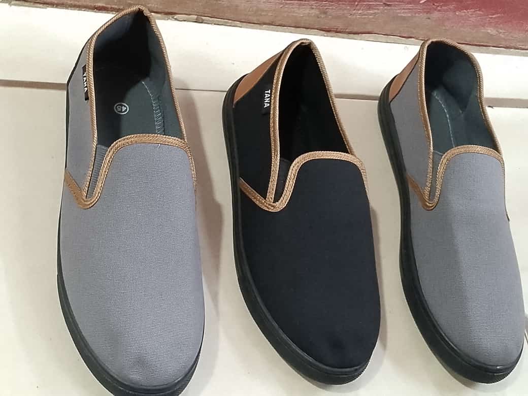 (SPECIAL OFFERS FROM MOMBASA) Shoes Men Shoes Loafers Classic Rubber Shoes Men's Shoes Casual Walking Shoes Loafers Slip-On Shoes