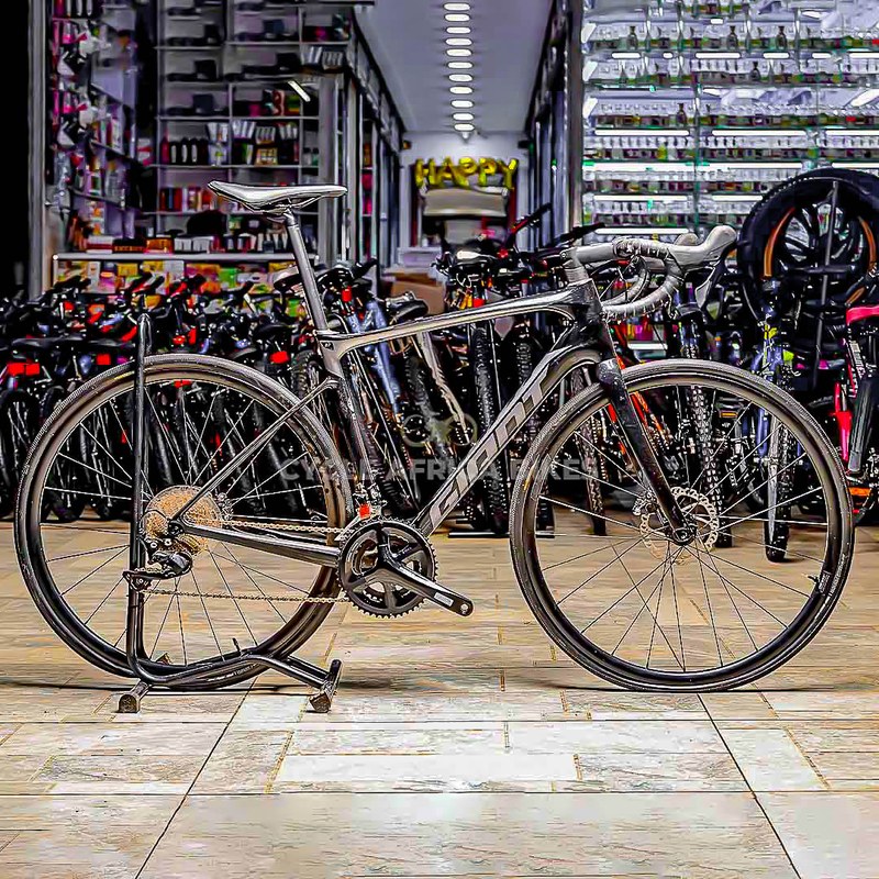 Giant Defy Advance 2 M Carbon Road Bike with Shimano 105 Groupset