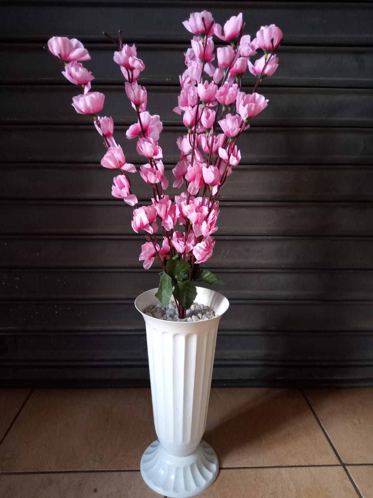 Artificial Silk Flower Arrangement  Modern Vase 75cm Tall. Flower, vase and toppings all inclusive Flowers with Vase, Silk Roses Artificial Flowers in Vase, Faux Flower Arrangement with Vase Suitable