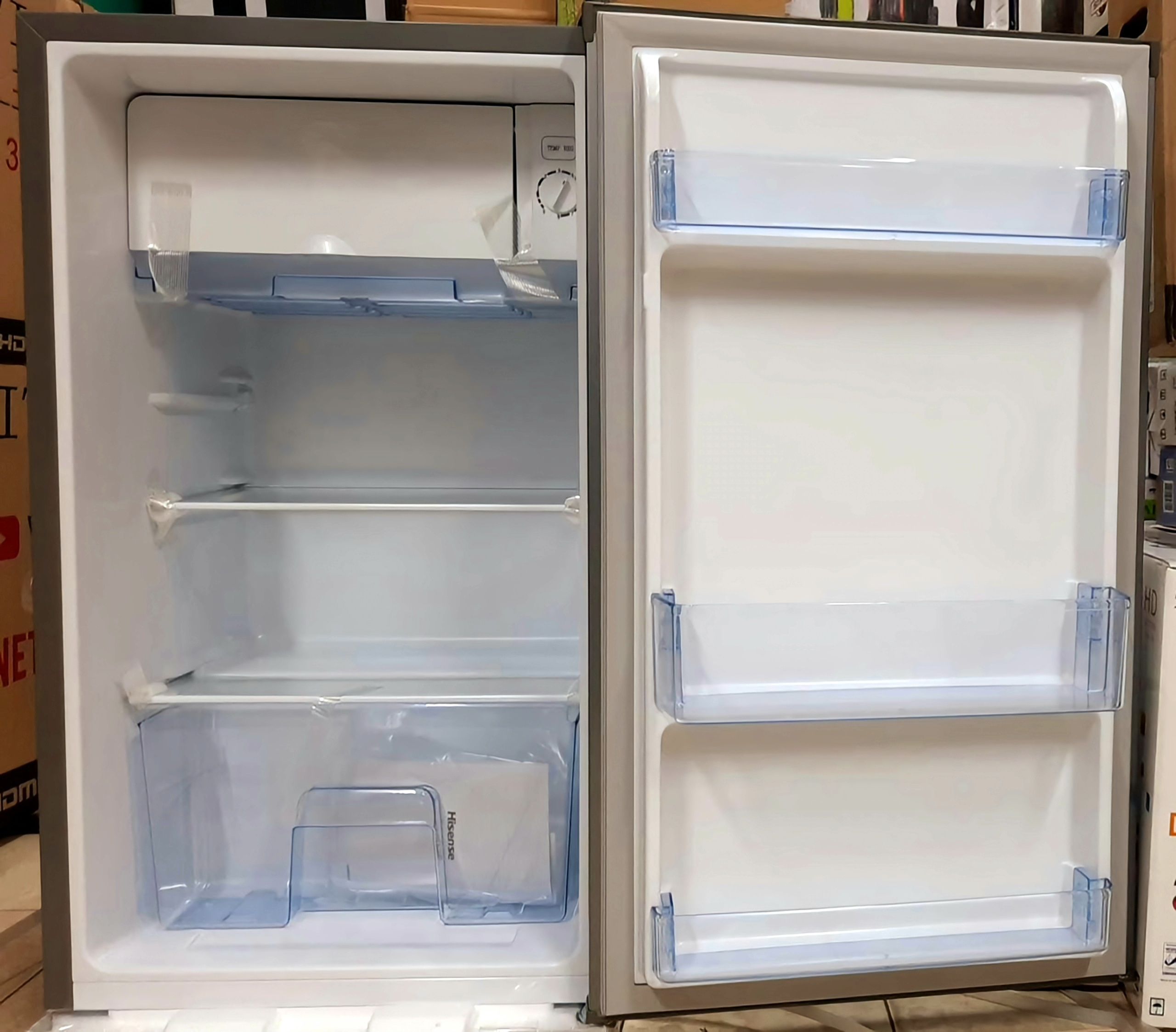hisense 94lsingle door fridge Slim and Cool: The slim design of the Hisense Single-Door Refrigerator makes it ideal for a small kitchen, apartment, or other room with limited floor space.