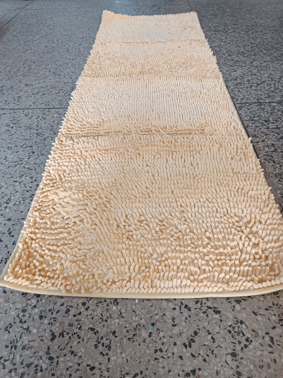 Absorbent bedside matsFluffy Door Mats Super Absorbent Fluffy Door/Bathroom/Bedroom Mat The feet are very soft and comfortable, super absorbent, anti-skid and not easy to move.