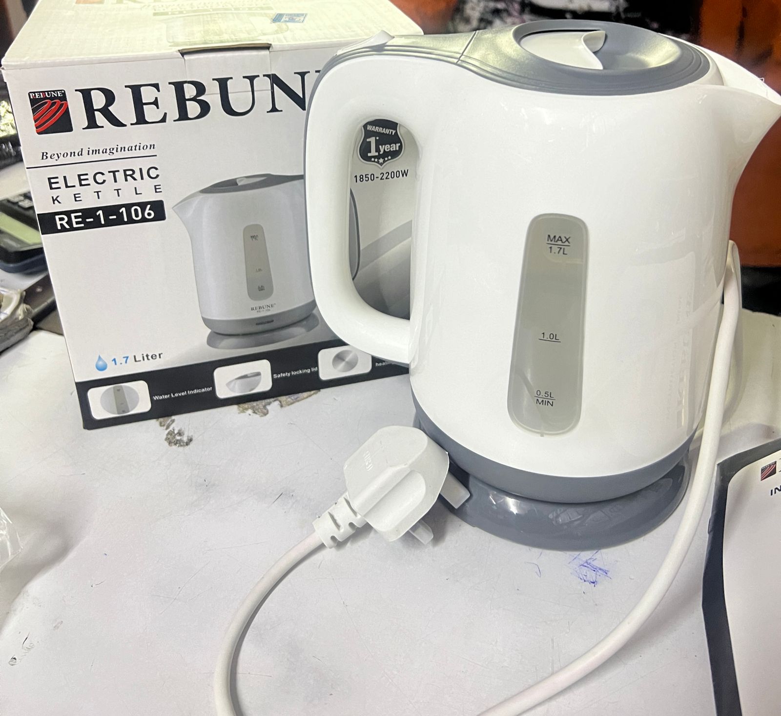 Kettle rebune 1.7 ltrs1.7litre capacity; High quality; Cordless jug kettle; Stainless steel heating element . Automatically turns off when water is boiled. On and off light switch ...