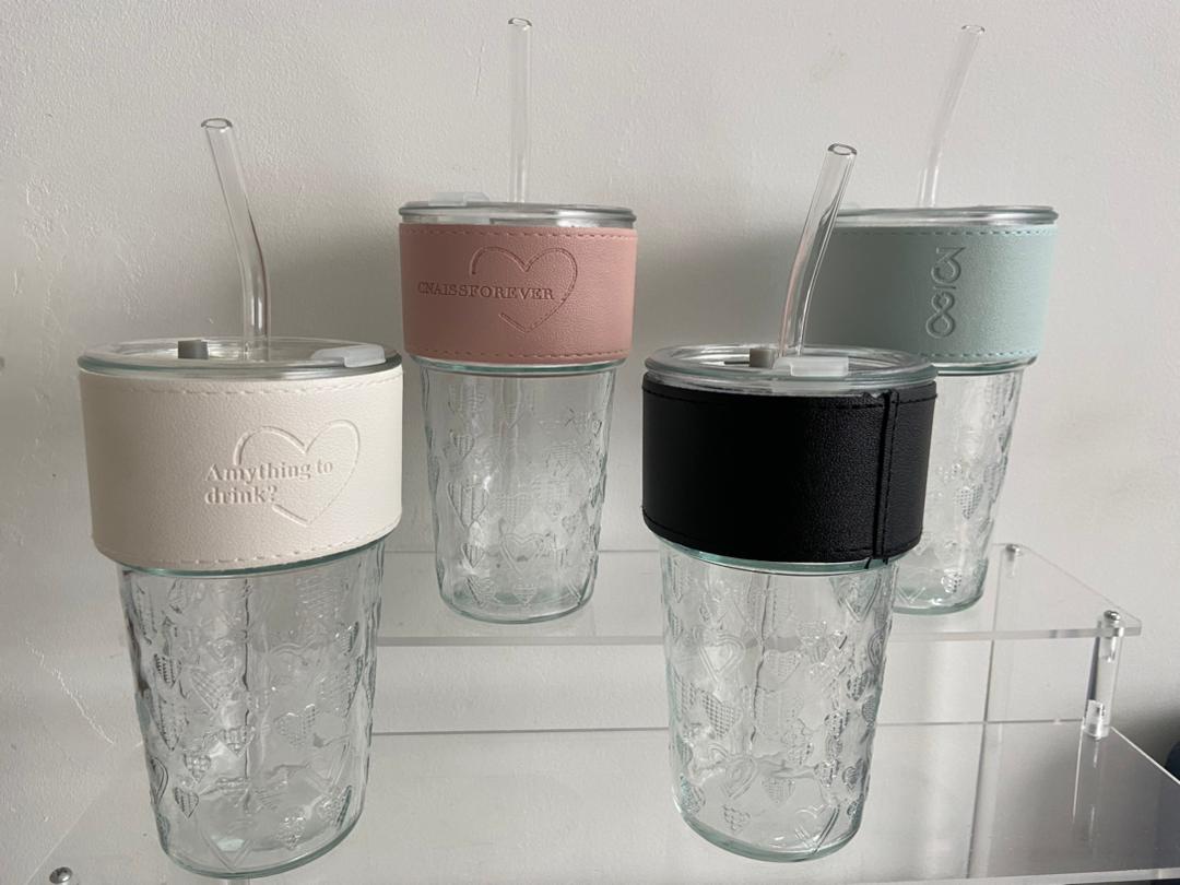 Gorgeous slub glass smoothie cup with STRAW and leather cover .         Colour peach,white,black,blue Made of very strong and durable glass                      .
 Material glass with leather cover