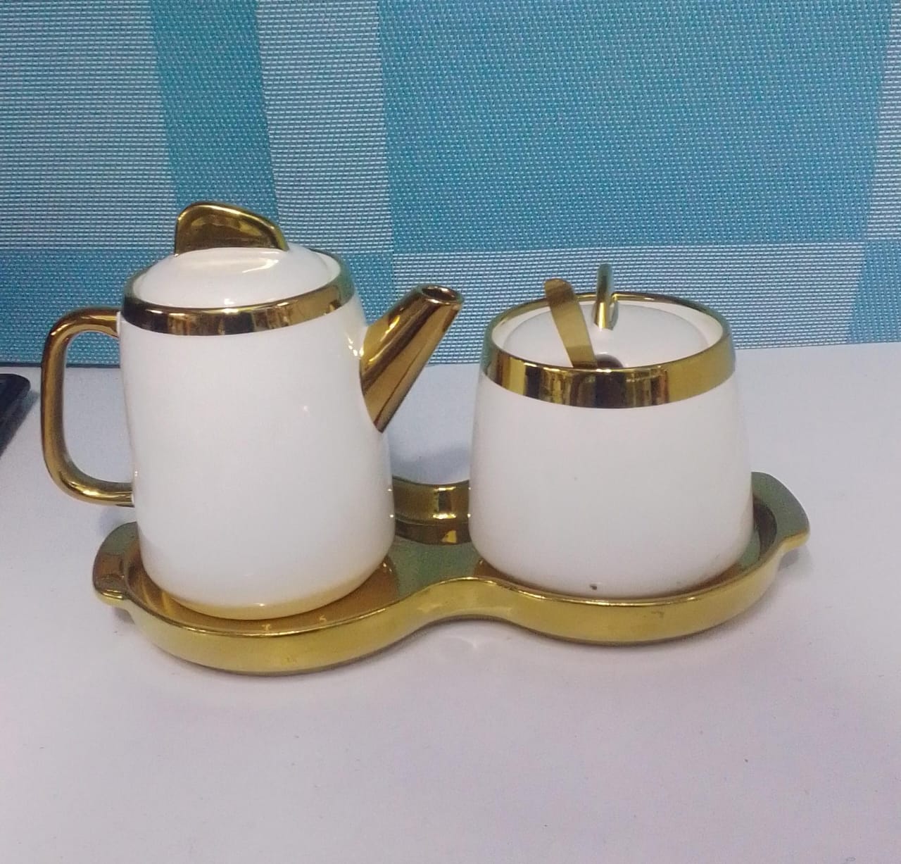 subaishi 2pc kettle  sugar Material: The ceramic construction adds a touch of elegance. It's not just functional; it's a statement piece.
Capacity: The 250ml sugar dish and 400ml kettle provide practi