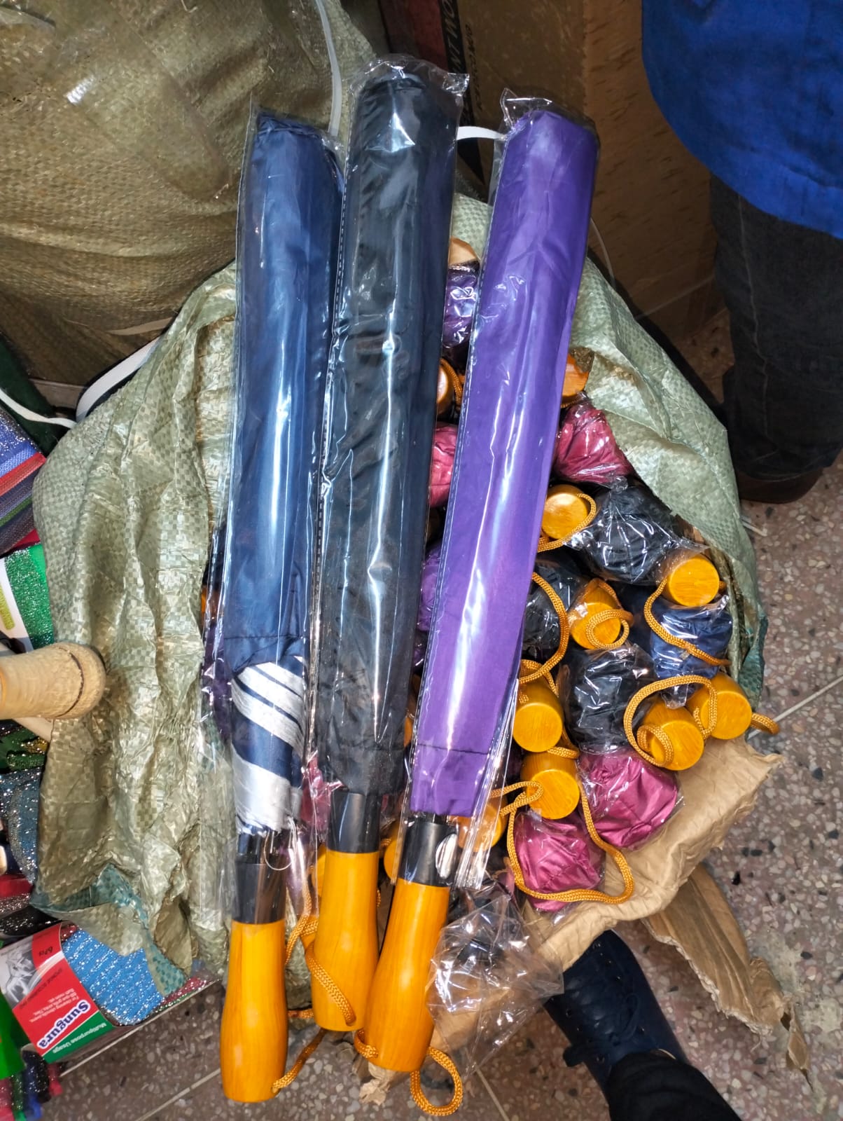 Umbrella large size .Durable umbrella Folding Umbrella portable size couple random