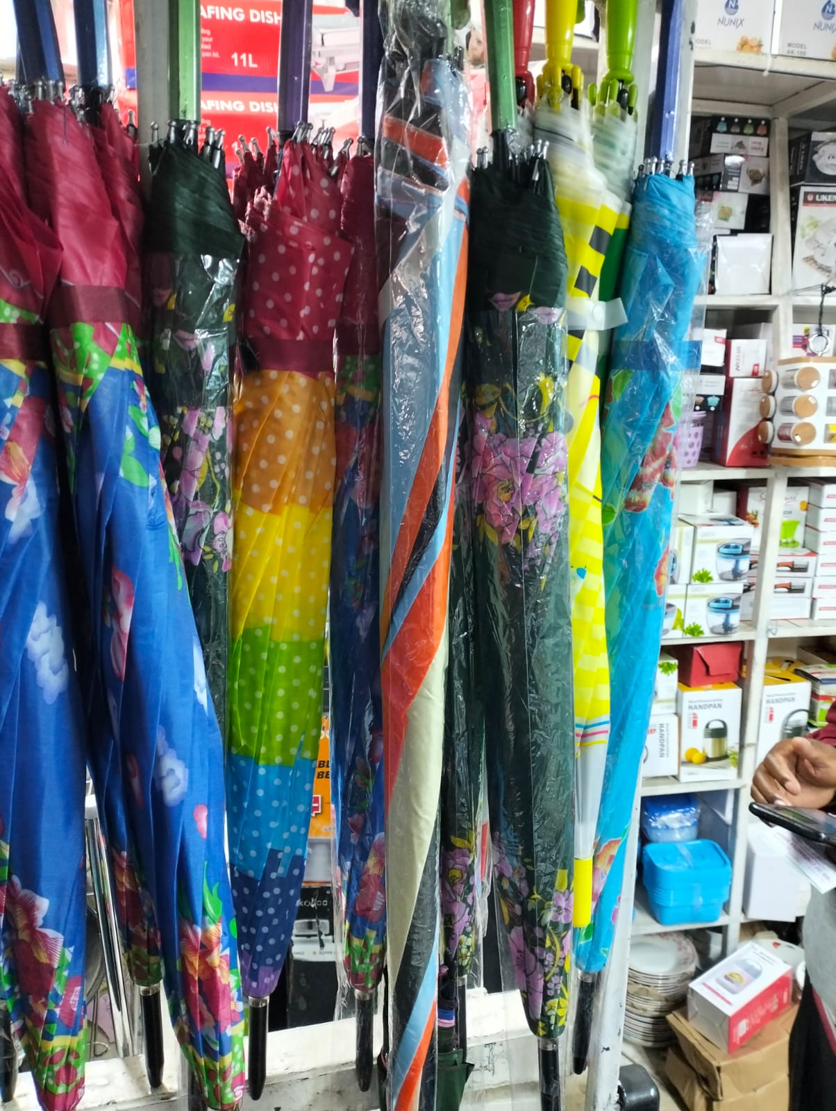 Durable  Umbrella portable size couple random umbrellas come in various attractive designs They are thick, strong and durable.
