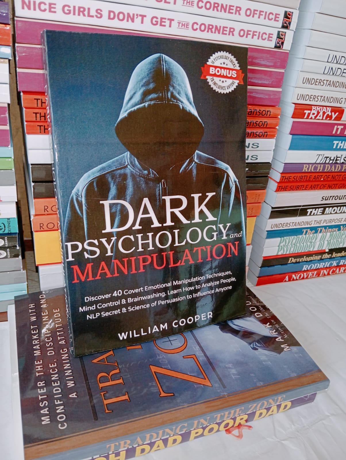 Dark Psychology And Manipulation: How to Stop Being Manipulated, the Secrets and the Art of Reading People. Psychology of Persuasion, of Narcissist and Machiavellian Human Behavior. Winning Influence.