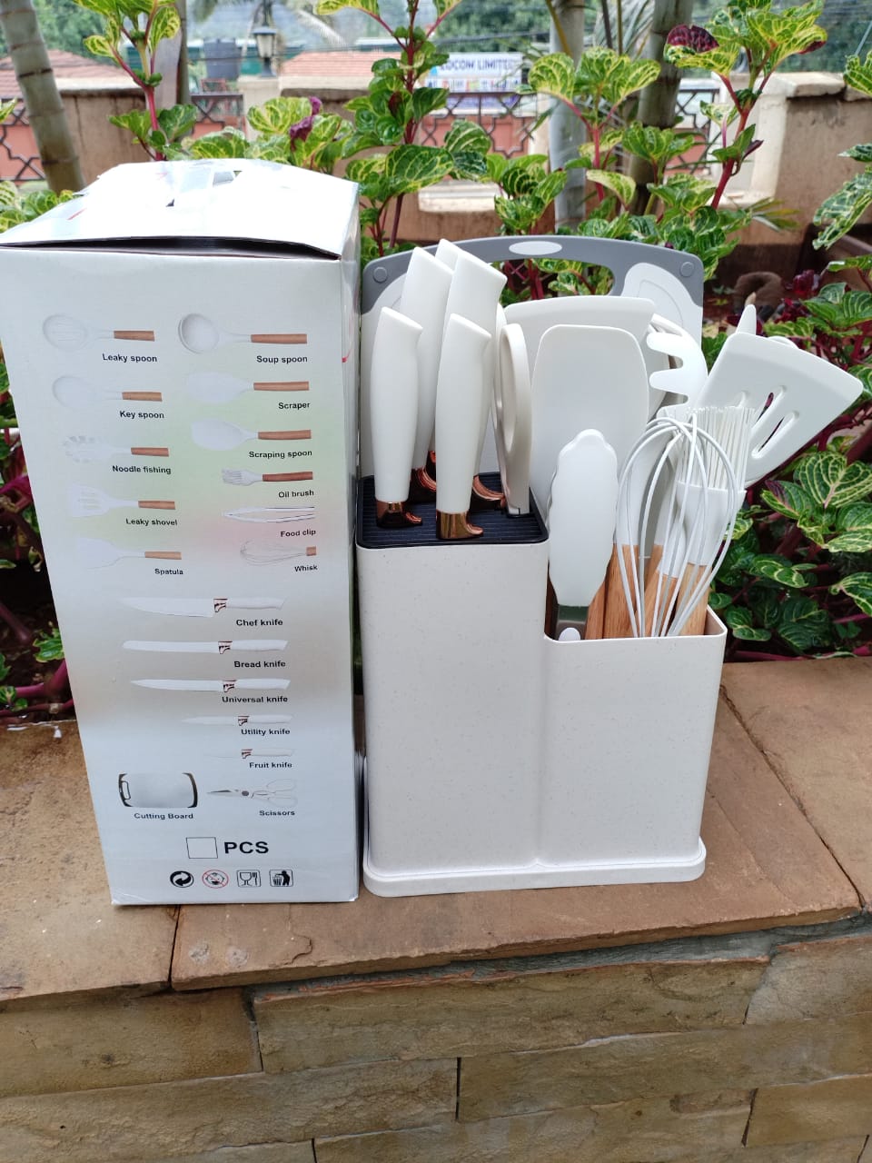 Genelic Quality Affordable 19 PCS SILICONE SET KNIVES + SPOONS Non-stick
Durable
Safe
Easy to clean
Modern design
Wood handle with hanging holes