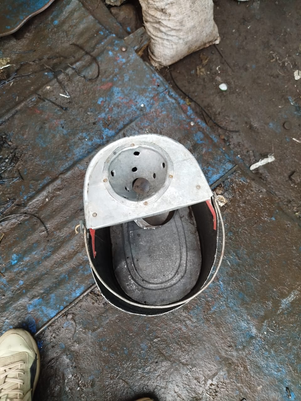Durable metallic washing and mopping bucketHigh availability of best quality galvanized buckets, commonly used in schools or home for cleaning purposes, it is easy to clean after use. the product is d