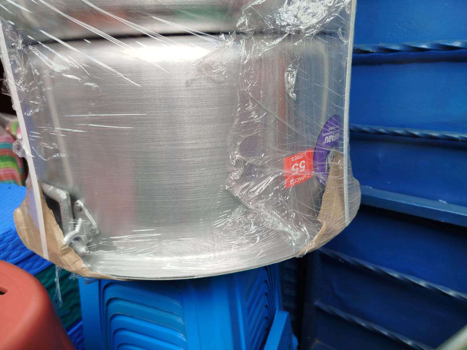 🤪👌🥳55and30litres sufuria madeofpure aluminumencapsulatedinthe base for fast and even heating and excellent cooking performance. Encapsulated base allows tightening lid cover sealing in moisture a