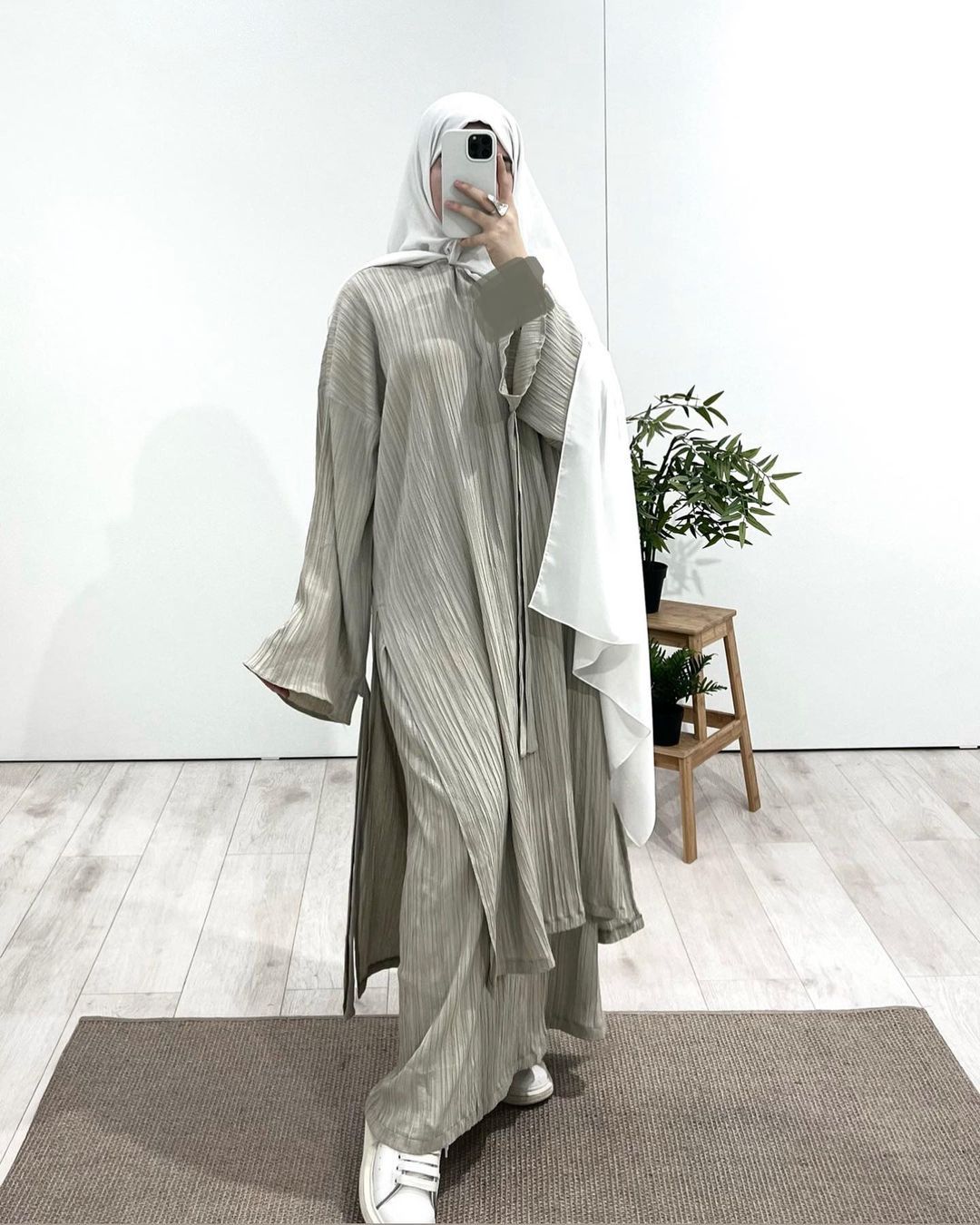 New Product Selection Hot Spot Middle East Arab Cross border Women's Wear 2024 New Mid length Long sleeved Wrinkled Robe Muslim Ethnic Clothing Elegant Half Skirt Set