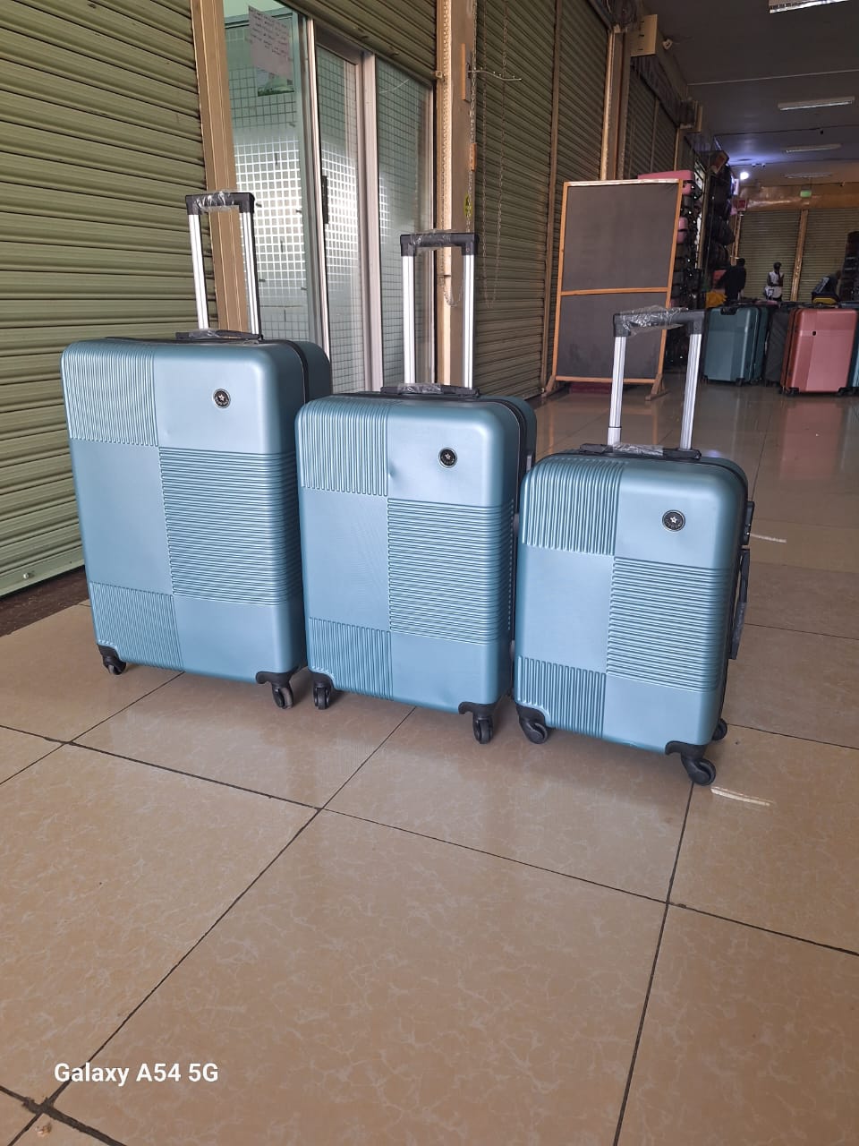 3-in-1 Luxurious Fibre Travel/Suitcases Zipper closure frame. 360 Easy-glide spinner wheels. Telescopic handle system locks in multiple levels to adapt. Compression straps keep clothing neatly packed