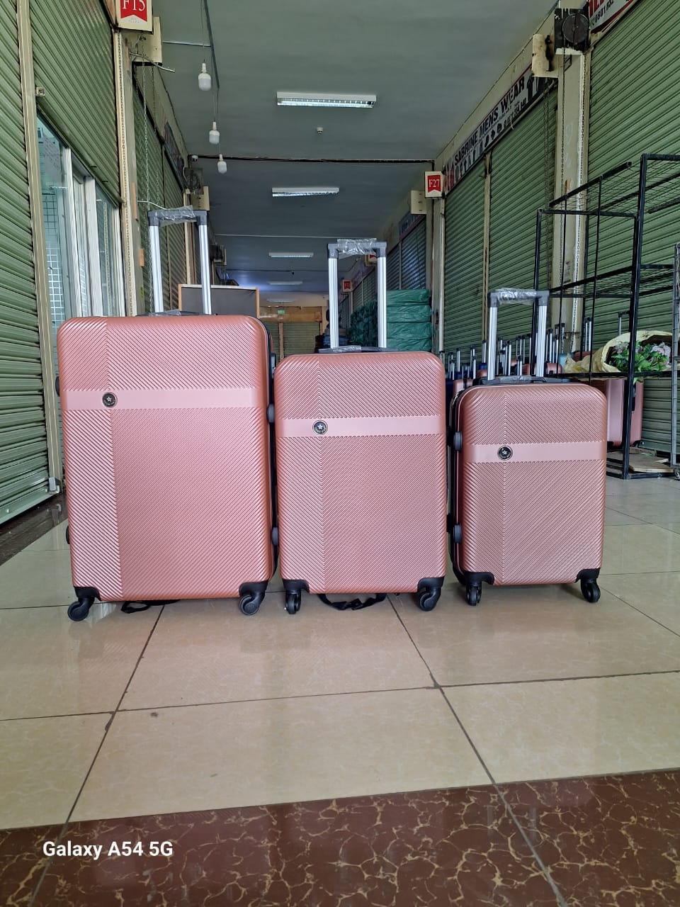 3-in-1 Luxurious Fibre Travel/Suitcases Zipper closure frame. 360 Easy-glide spinner wheels. Telescopic handle system locks in multiple levels to adapt. Compression straps keep clothing neatly packed