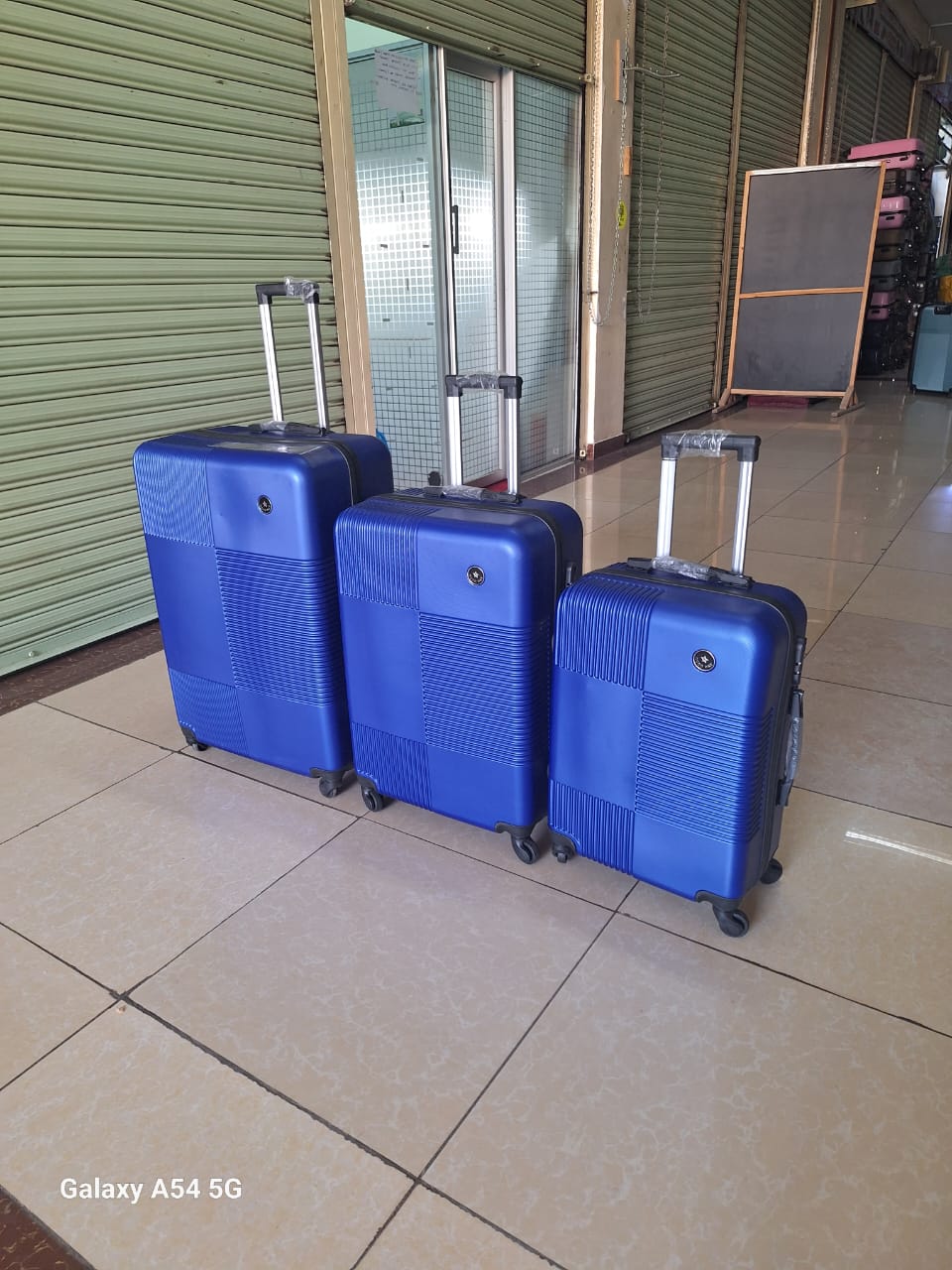 3-in-1 Luxurious Fibre Travel/Suitcases Zipper closure frame. 360 Easy-glide spinner wheels. Telescopic handle system locks in multiple levels to adapt. Compression straps keep clothing neatly packed