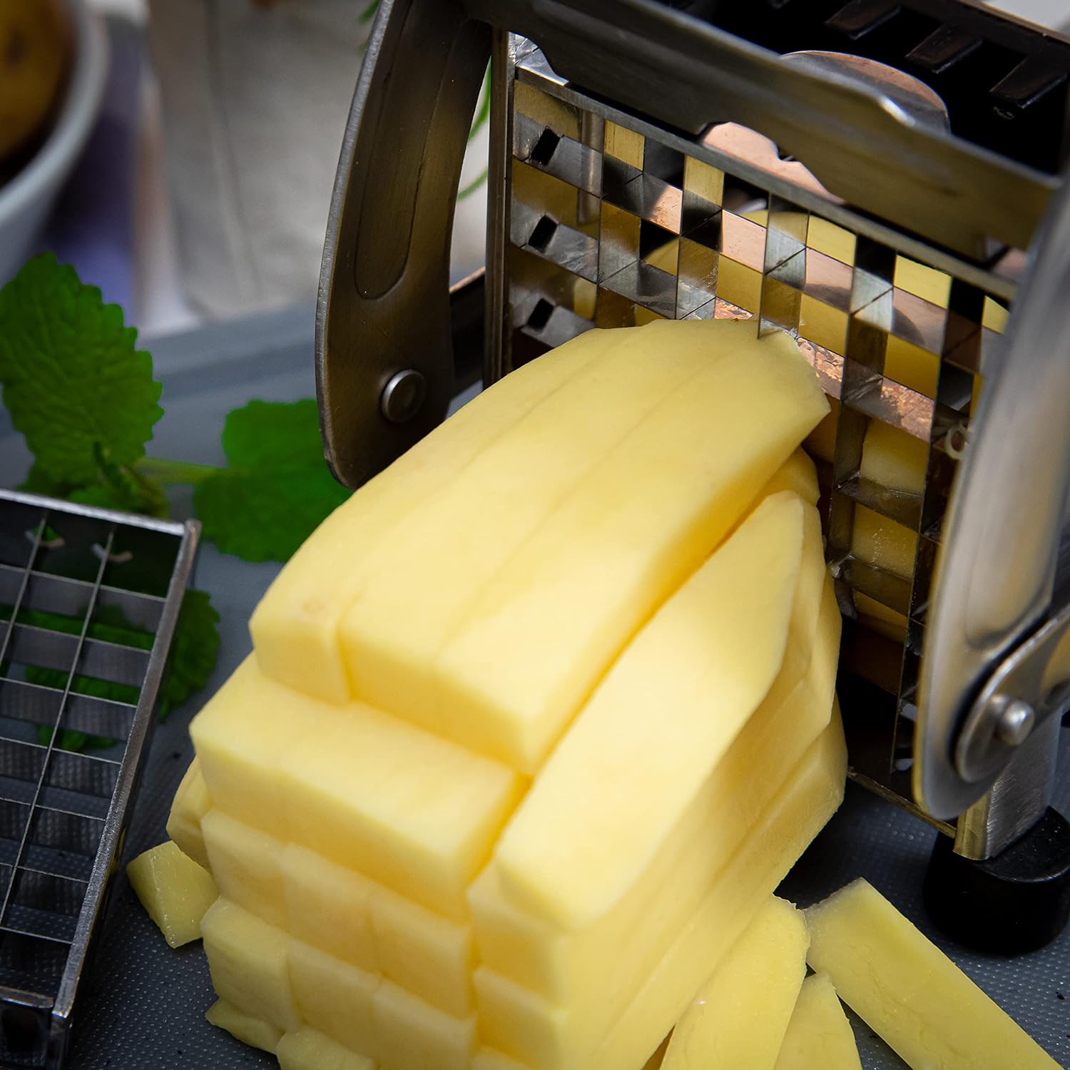 Chip cutter, kitchen professional, vegetable cutter, easy to clean potato cutter with blade, non-slip vegetable chips cutter, perfect for potatoes, carrots, home and commercial