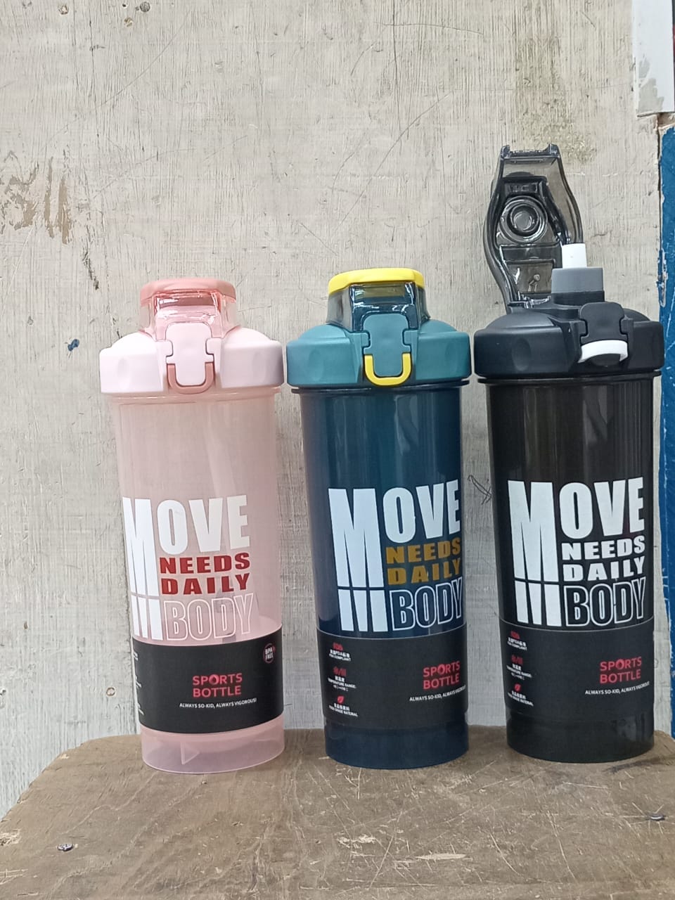 Re-Usable Diamond Studded Smoothie Cup Iced Coffee/Tea Water Cup TumblerEnjoy cold drink! These tumblers are BPA-Free and come with a reusable lid and corresponding colored reusable straw, 
These tumb