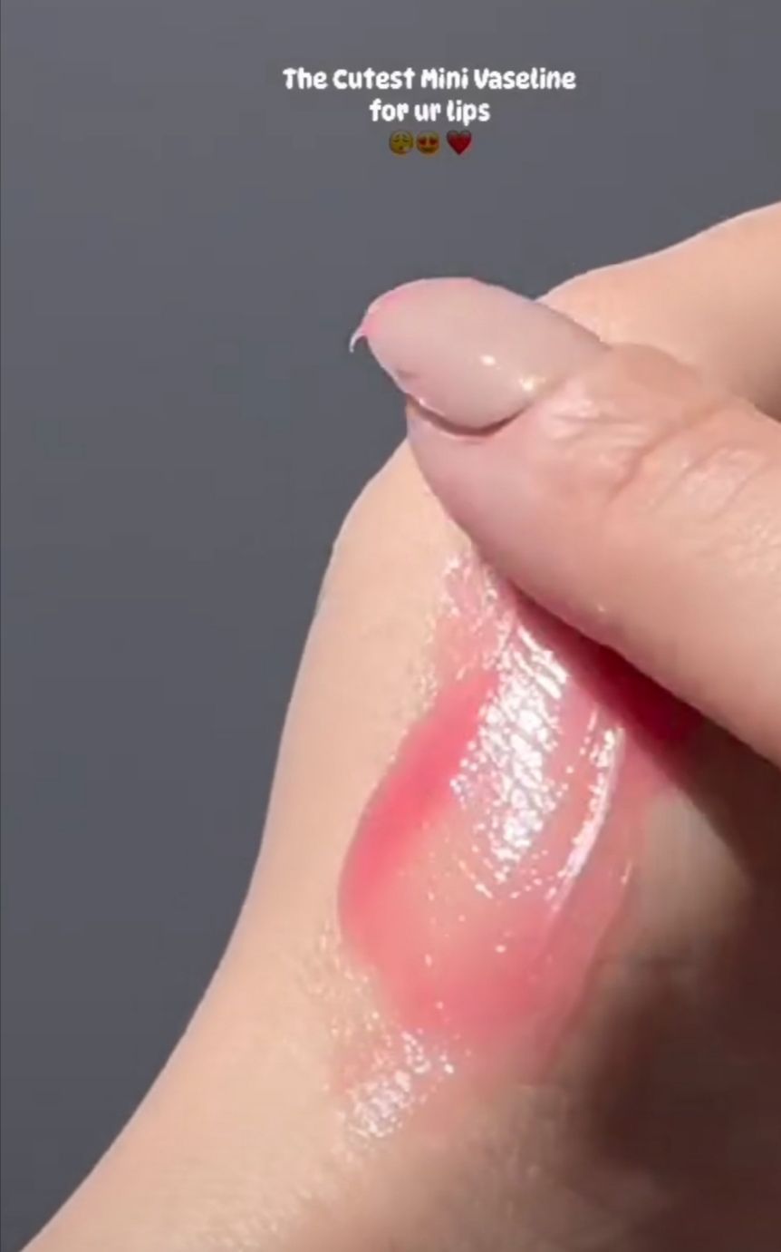 Vaseina Lip Theraples  For Soft, Smooth Lips Vaseina Rosy Lips Balm for soft & Pink Lips -AS PICTURE