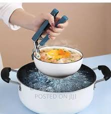Kamata Sufuria Gripper With Plastic Handle.The beautiful designed kitchen hot sufuria & pot holder is ideally designed for holding any hot utensil easily. The sleek handles with wide and flat heads en