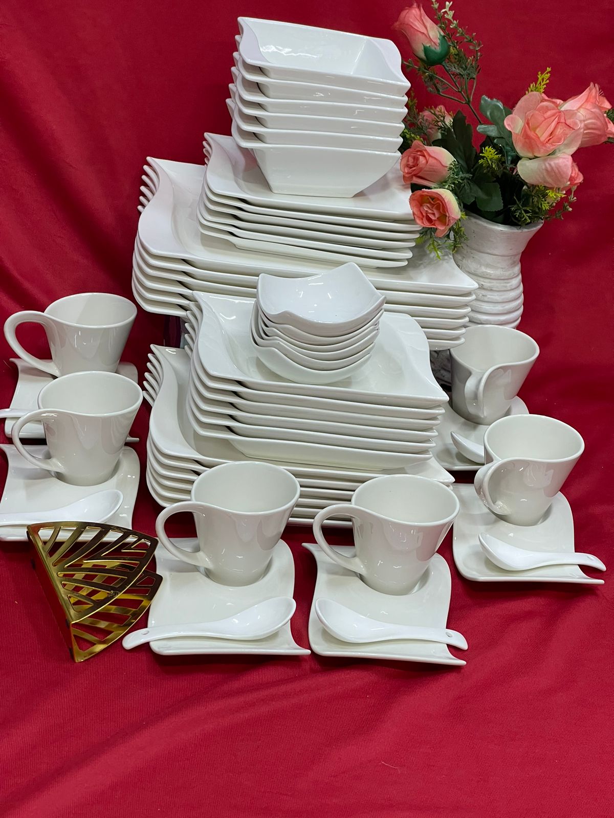 Superior dinner set
54 PCs
6 cups
6 saucers
6 deep bowls
6 soup plates
6 side plates
6 breakfast set
6 spoons
6 sauce cups
6 dinner plate
