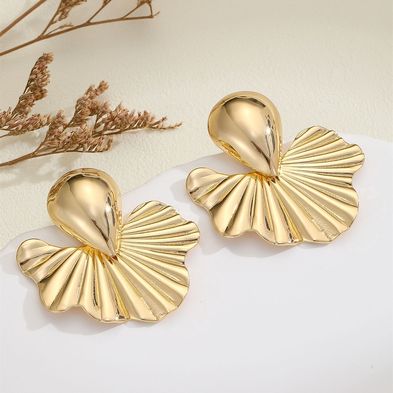 New earrings, high-end French light luxury, niche earrings, retro ins style, temperament, trendy stud earrings
