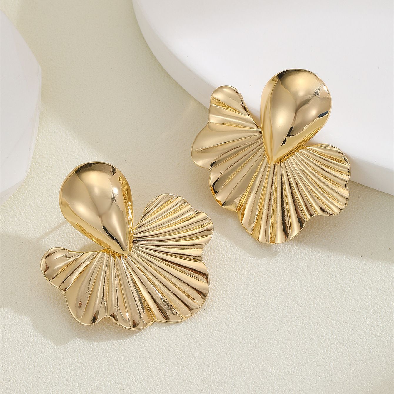 New earrings, high-end French light luxury, niche earrings, retro ins style, temperament, trendy stud earrings