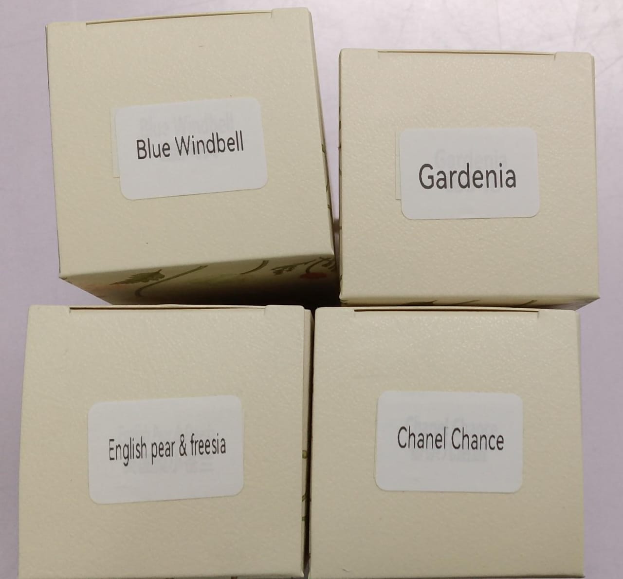 Aromatherapy reed diffuser with a 50ml capacity available in a white glass bottle. Comes in 5 different scents and perfect for use in the office, washroom, living room, bedroom, etc.
