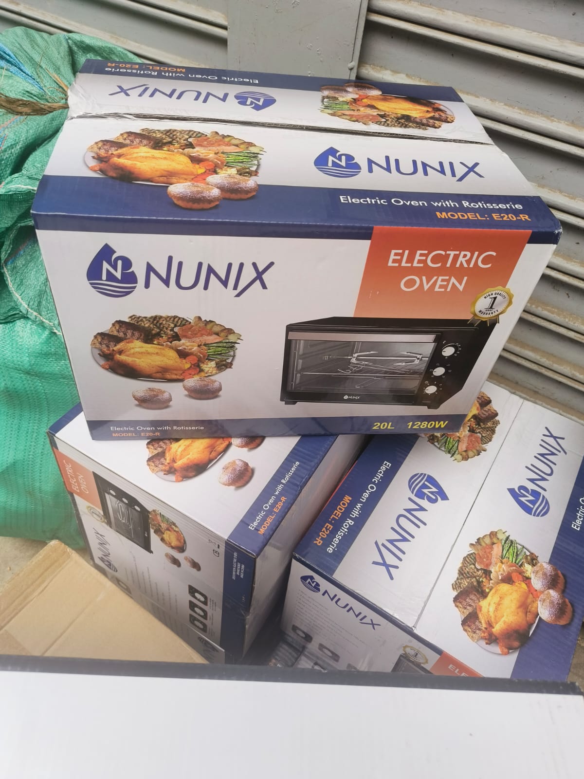 NUNIX 20L ELECTRICOVEN(notmicrowave)With Grill3 KnobsElectricRotisserie Oven Input Power: 1280WVoltage: 220V/50HzOperating Frequency: 2450MHz6 Microwave Power LevelWhite cavityCapacity: 20LWHAT’S IN T