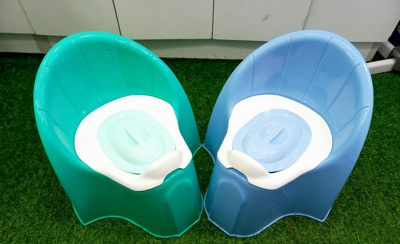 Toilet Training Potty Seat With Closing LidSafe use: Potty trainer is designed with round smooth design and high back support gives maximum comfort to your baby while sitting/squatting. The seat comes