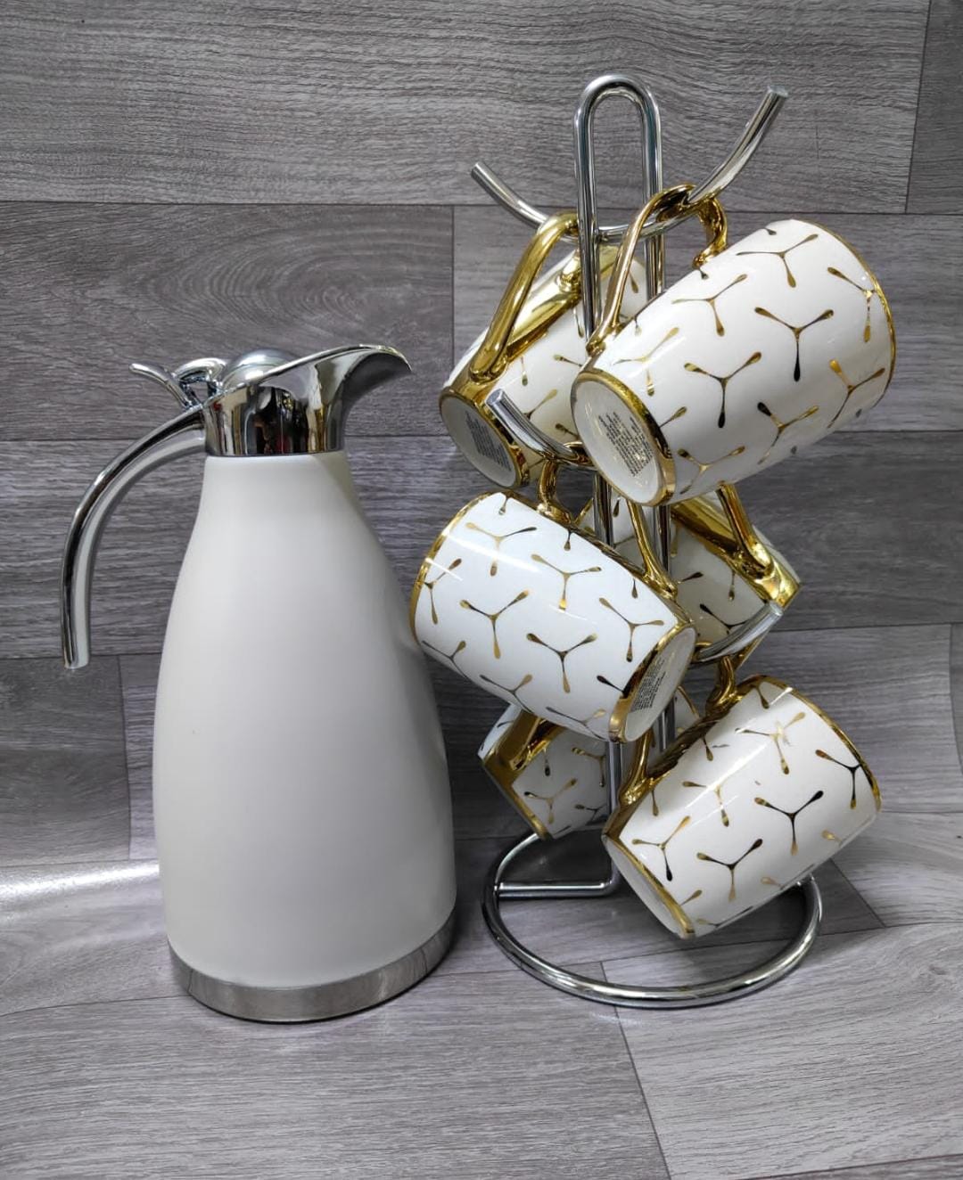 7Pcs Quality Tea/Coffee Set 6 Mugs With 1 Thermo Flask. Elevate your tea and coffee experience with the 7Pcs Quality Tea/Coffee Set, a harmonious combination of style, functionality, and convenience.