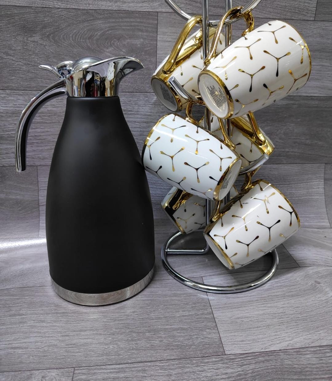 7Pcs Quality Tea/Coffee Set 6 Mugs With 1 Thermo Flask. Elevate your tea and coffee experience with the 7Pcs Quality Tea/Coffee Set, a harmonious combination of style, functionality, and convenience.