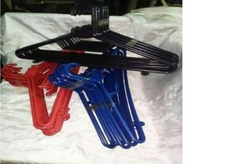12pcs high quality and durable clothes hangersStrong Plastic hangers
Strong and durable
Used at home, hotels, clothes shops
Used in laundry business
Can fit in all closets and wardrobe