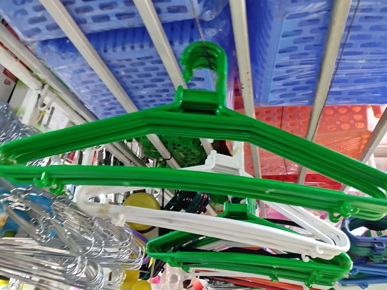 12pcs high quality and durable clothes hangersStrong Plastic hangers
Strong and durable
Used at home, hotels, clothes shops
Used in laundry business
Can fit in all closets and wardrobe