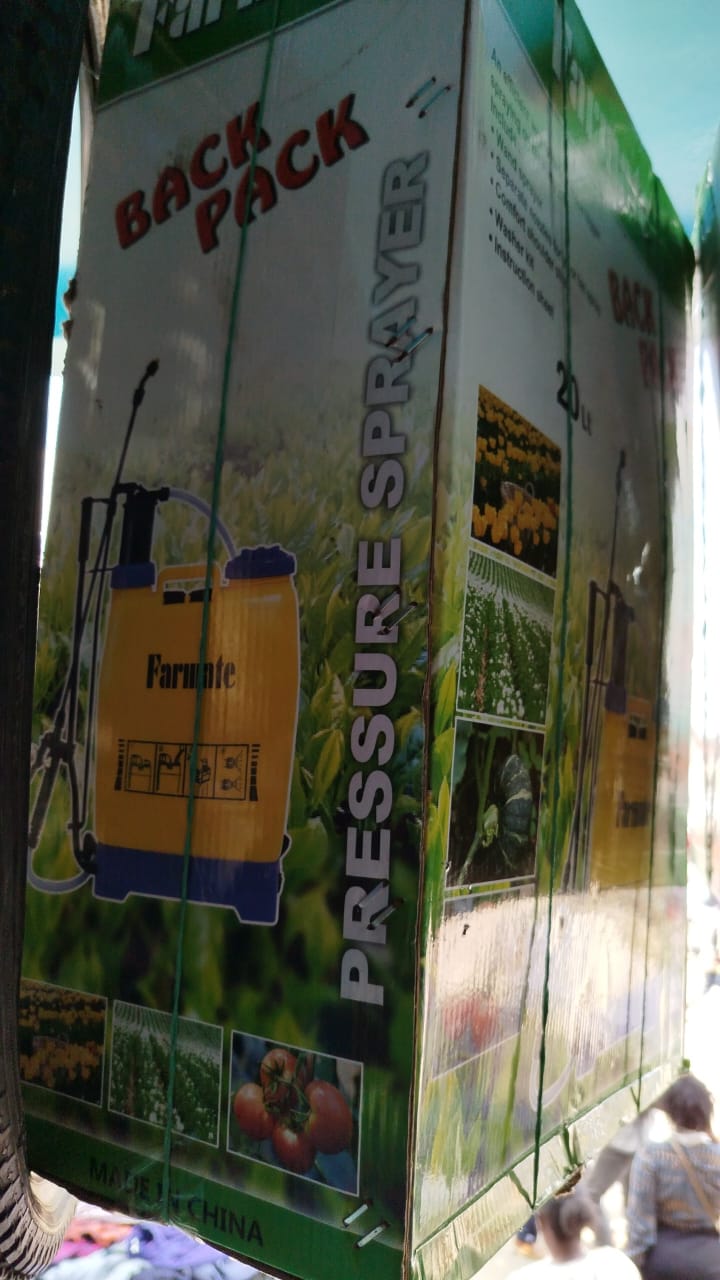 (EXPERIENCE REAL QUALITY)farmate 20 Litres Backpack Sprayer features an internally mounted brass piston pump to eliminate potentially dangerous external leaks. This sprayer produces a maximum 65 psi a