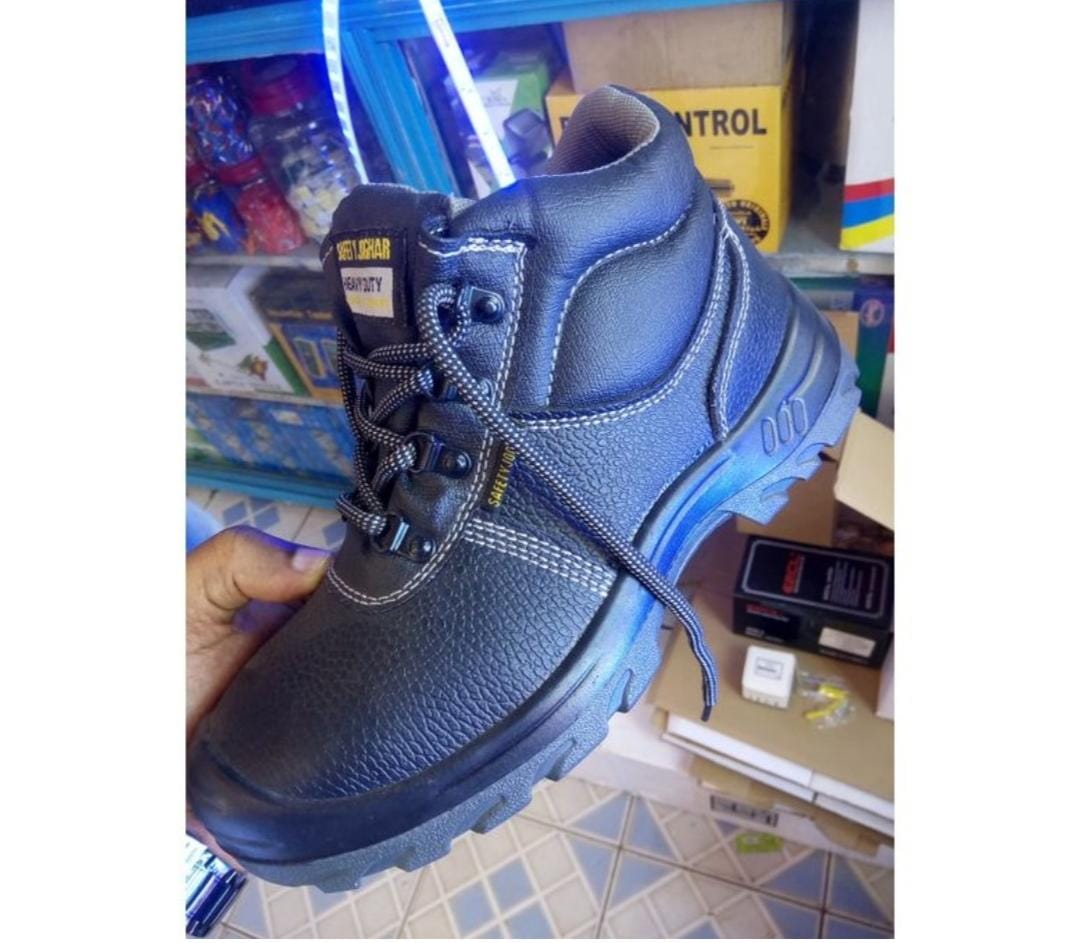 FASHION ELEGANT INDUSTRIAL SAFETY BOOTSWith the safety shoes from Safety Jogger, you can withstand all the stresses of everyday work.The Bestboy safety shoes from Safety Jogger are flexible and impres