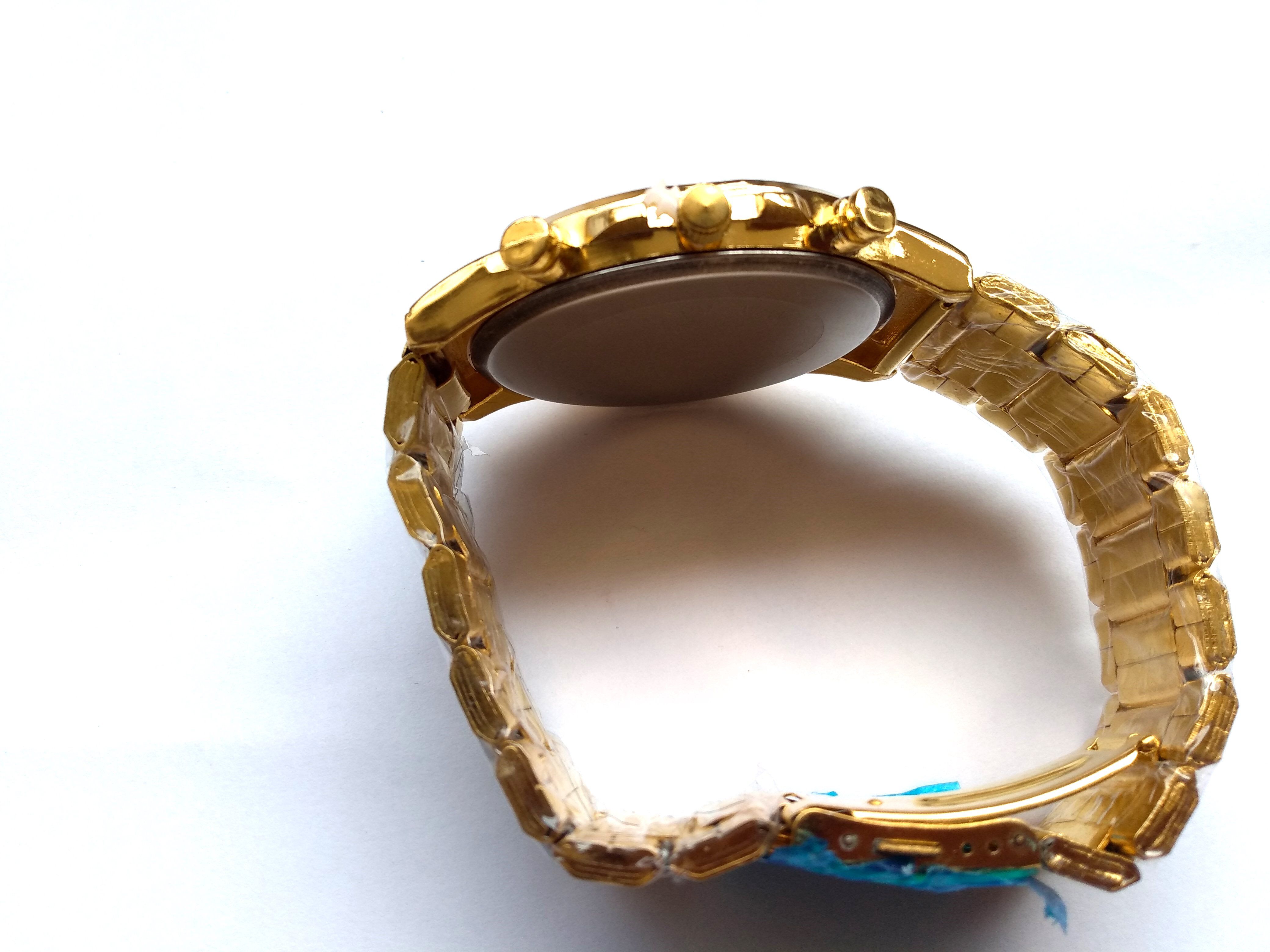 meticulously designed metallic gold-plated watch for men, a timepiece that transcends mere functionality to become a true work of art.