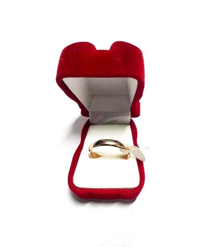 enchanting maroon teddy bear velvet ring box. Soft to the touch, its plush velvet exterior cradles a precious token of affection