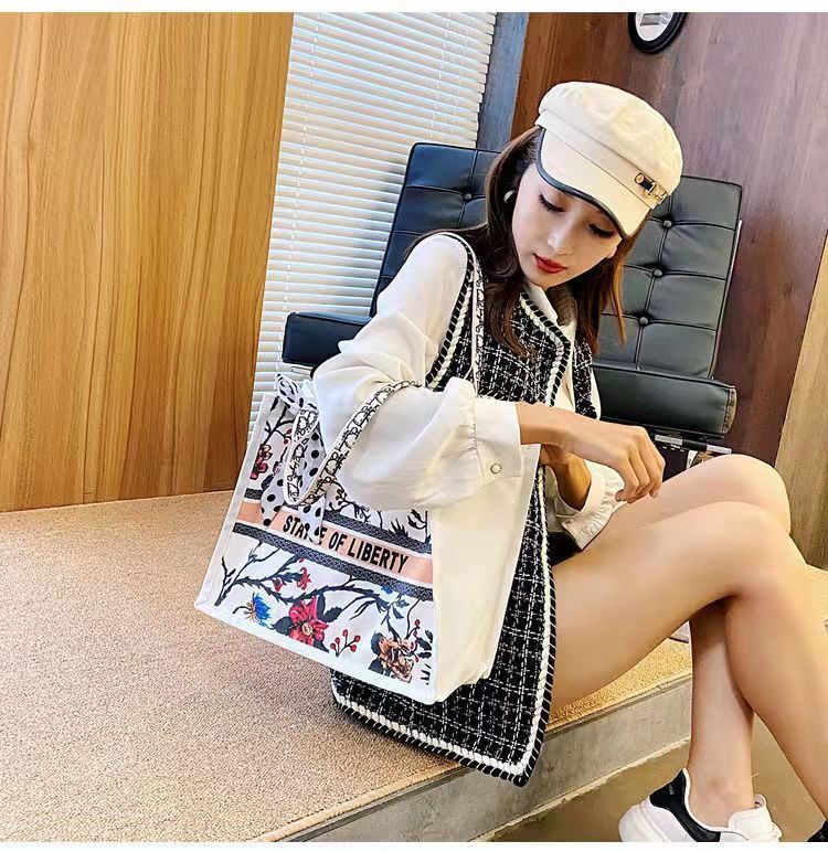 Printed Canvas Shoulder Large Capacity Women's Bag Commuting Leisure Shopping Student Tote Bag